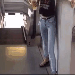 自动扶梯"生吞"一男子 网友脊背发凉:我也这么做过