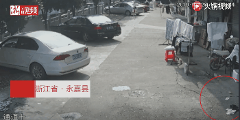 一部分钱落在路上,一部分还包裹着黑色塑料袋。