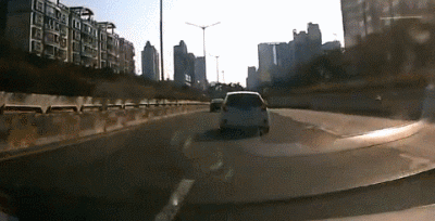 男子举报前车在闹市疯狂别车 不料自己也被罚了