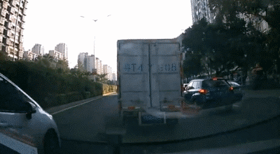 男子举报前车在闹市疯狂别车 不料自己也被罚了