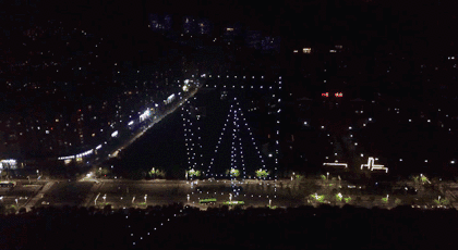 南京高校夜空上演300架无人机8分钟灯光秀爆红网络