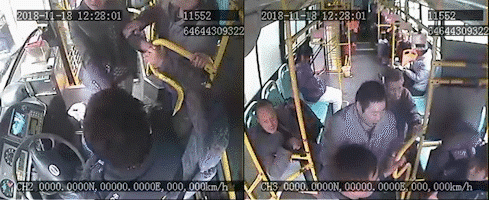 无锡一醉酒男乘客因公交过站纠缠拉扯司机 多名乘客上前制止