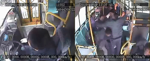 无锡一醉酒男乘客因公交过站纠缠拉扯司机 多名乘客上前制止