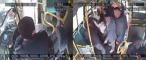 无锡一醉酒男乘客因公交过站纠缠拉扯司机 多名乘客上前制止