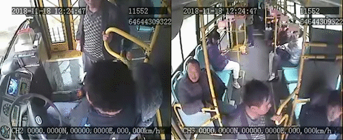无锡一醉酒男乘客因公交过站纠缠拉扯司机 多名乘客上前制止