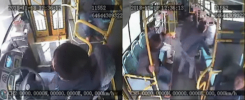 无锡一醉酒男乘客因公交过站纠缠拉扯司机 多名乘客上前制止