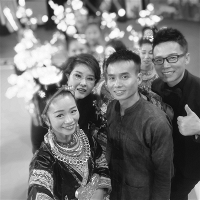 吴玉圣(中)和七仙女们。