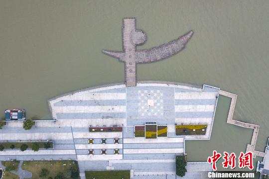 俯瞰独特造型的浮桥。 泱波 摄
