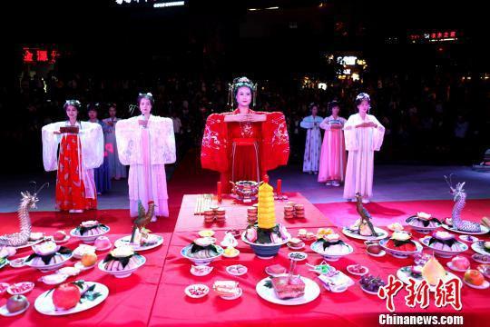 资料图:着汉服举行拜月仪式。 杨兵 摄