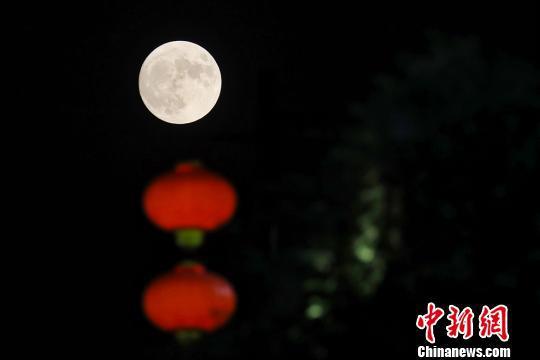 资料图:月到中秋分外明,圆月高挂上空。 泱波 摄