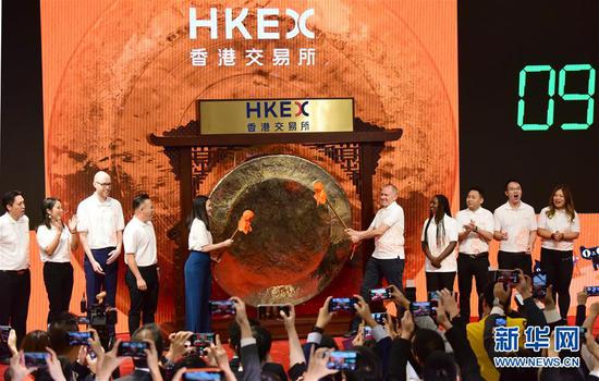 11月26日,在香港交易所,10位来自全球各地的生态伙伴共同敲响开市锣。 新华社记者 朱祥 摄