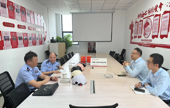 平安产险无锡分公司联合交警开展“带好头盔、平安回家”警保联动活动