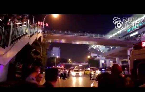 男子天桥抛子致7岁儿子身亡 家人称其离异受刺激