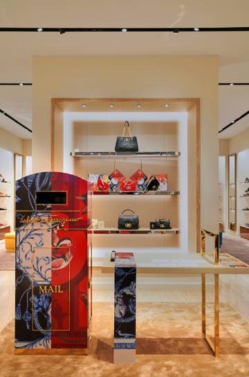 Ferragamo 2018秋冬拼色印花主题“邮筒”