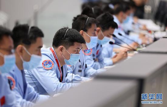 7月4日,在北京航天飞行控制中心,航天科研人员在紧张工作。新华社记者 金立旺 摄