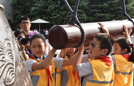 日本宣布投降73周年 多国友人齐聚南京升国旗、撞响和平钟