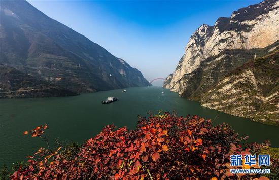 船只行驶在长江三峡湖北省秭归县水域(2019年12月7日摄)。新华社发(郑家裕 摄)