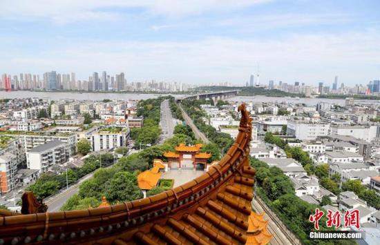 图为8月6日,在黄鹤楼上拍摄的武汉长江大桥。 中新社记者 张畅 摄