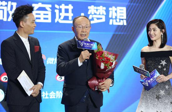 党中央、国务院授予的改革先锋,“张家港精神”的塑造者,张家港市原市委书记秦振华