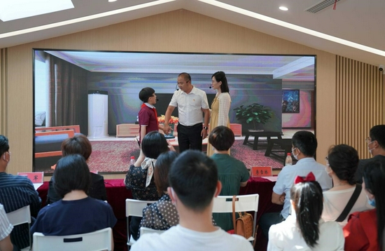 爸爸姜敏、妈妈姚瑶、儿子姜锌翊共同讲述《我是党员我先上》,全家坚守抗疫一线的故事。