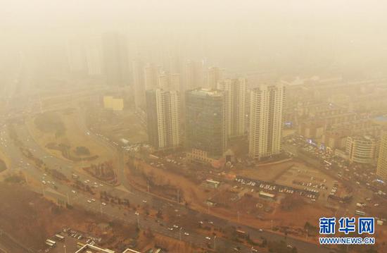 这是3月15日拍摄的辽宁省沈阳市浑南区一景(无人机照片)。当日,我国北方多地出现沙尘天气。新华社记者 杨青 摄