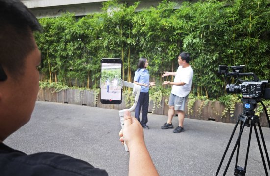 鼓楼公安分局通过反诈短视频拍摄、送教上门、实战演练等形式,将反诈知识以群众喜闻乐见的方式展现出来。
