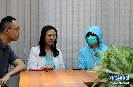 11月23日,李太(右)在香港接受记者采访。 新华社记者 李震 摄