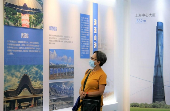 在香港会议展览中心,市民观看大国建造主题展(10月26日摄)。新华社记者 张佳怡 摄