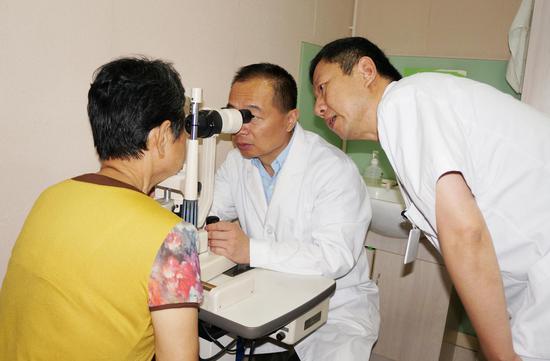 刘庆淮教授（中）与常州激光医院眼科主任张雷（右）为眼病患者会诊。