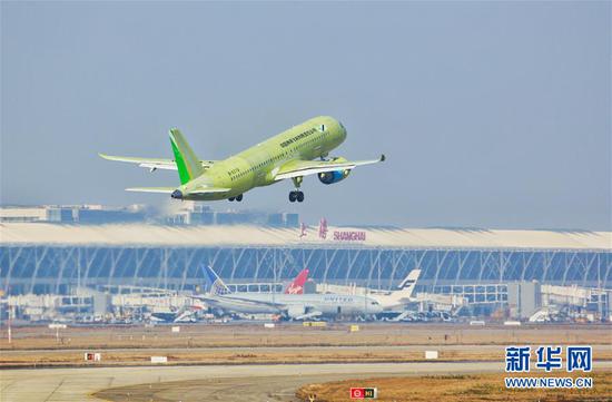 12月27日,C919大型客机106架机在上海浦东机场起飞。新华社发