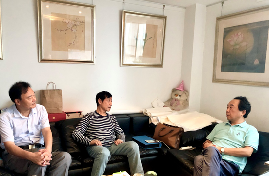 李小白（中）与戴中礼会长（左）、作家梁平在小白画院交流。