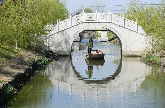 盐城市佳富村村民清洁河道(3月26日摄)