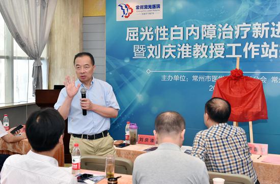 刘庆淮教授（站立者）与常州的眼科同仁们切磋交流屈光性白内障手术经验。