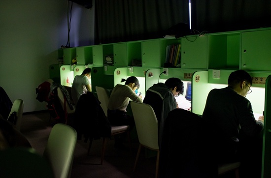 11月22日,北京中关村一家付费自习室内,顾客在“暗室”中学习。正值考研季,付费自习室里的多数顾客都是为考研而来。