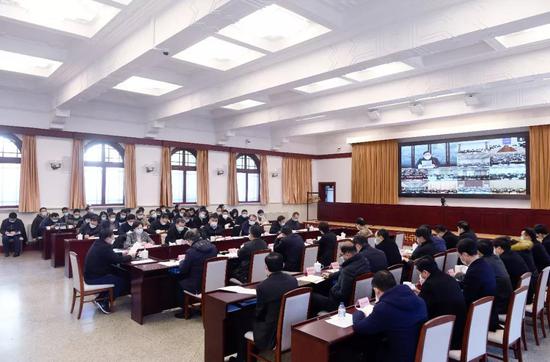 2月4日上午,南京市委应对新型冠状病毒感染肺炎疫情工作领导小组召开视频调度会议。南报融媒体记者 崔晓 摄