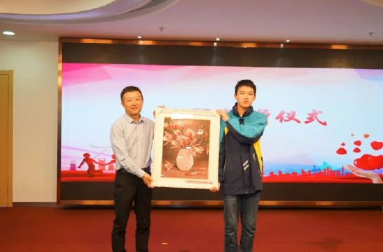 为表达心中的感谢之情,同学们将手工制作的晶钻画作品赠送给了上善余香助残服务中心。
