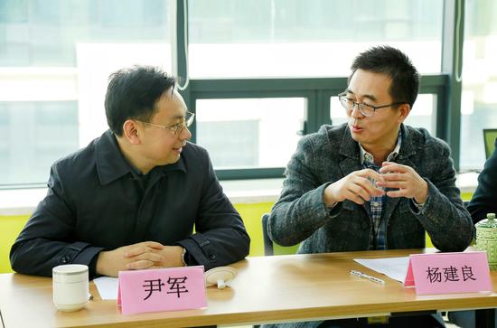 中央统战部八局领导调研新浪江苏 召开新媒体代表人士座谈会