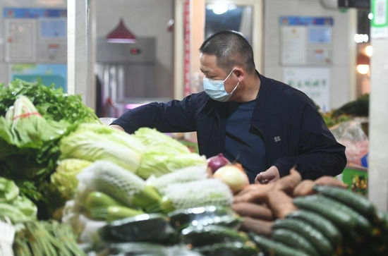 市民在河北石家庄市裕华区塔北路市场选购蔬菜。 新华社记者 朱旭东 摄