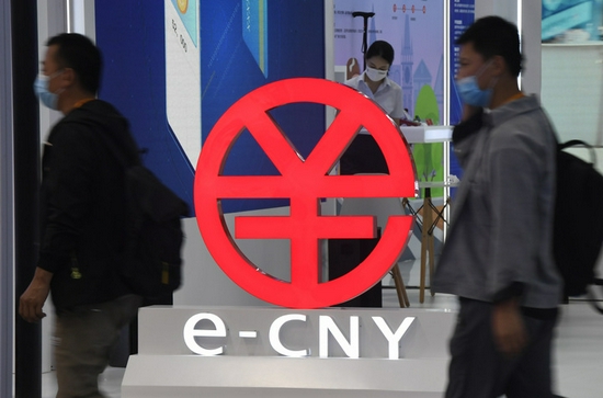 图为6月16日交通银行北京市分行的工作人员(左)引导游客李女士开通数字人民币钱包。新华社记者 陈钟昊 摄