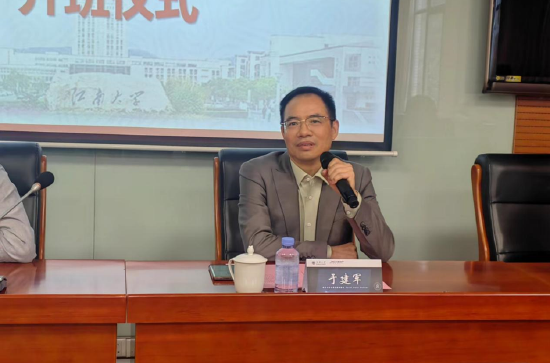 无锡市工商业联合会原副主席、一级调研员于建军致辞