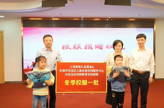 一年级过颖英老师带领着学生代表接受捐赠。