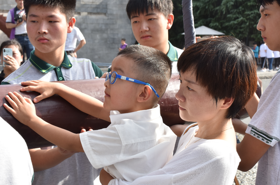 日本宣布投降73周年 多国友人齐聚南京升国旗、撞响和平钟