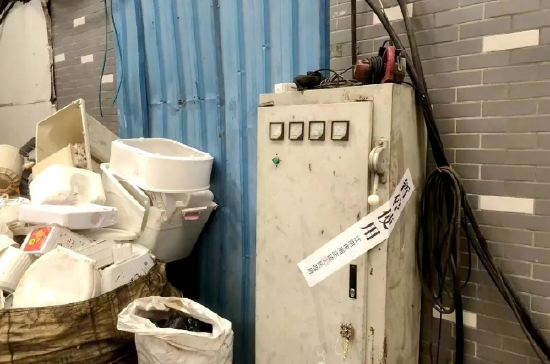 ▲图为周庄镇对隐患设备采取暂停使用措施。