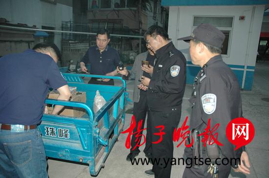 警方和专业人员现场检查“有毒包裹”