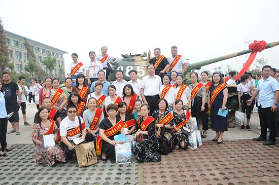 衡水一中邯郸分校把两辆坦克停在门口 编号985、211