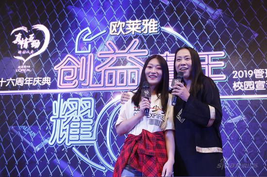 兰珍珍与通过校园义卖“C”位出道的管理培训生代表合影
