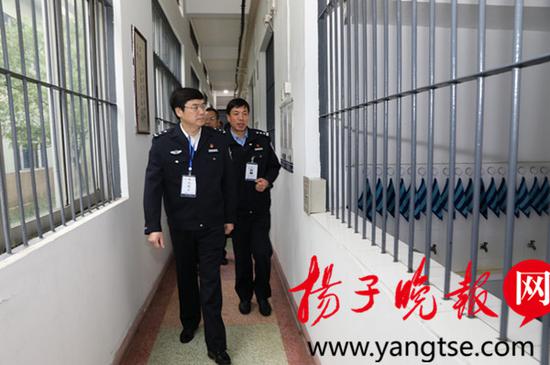 公安局长当一天监所所长 体会狱警最怕什么