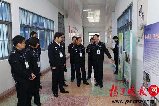 公安局长当一天监所所长 体会狱警最怕什么