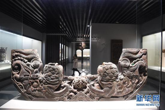 1月8日，游客在安徽省黄山市徽派雕刻博物馆参观。