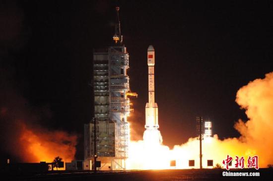资料图：2016年9月15日22时04分，搭载天宫二号空间实验室的长征二号F T2运载火箭，在中国酒泉卫星发射中心点火发射。约575秒后，“天宫二号”与火箭成功分离，进入预定轨道。中新社发 孙浩 摄